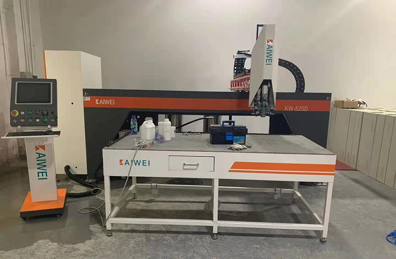 河南辦公家具公司全自動涂膠設(shè)備KW-520D發(fā)貨