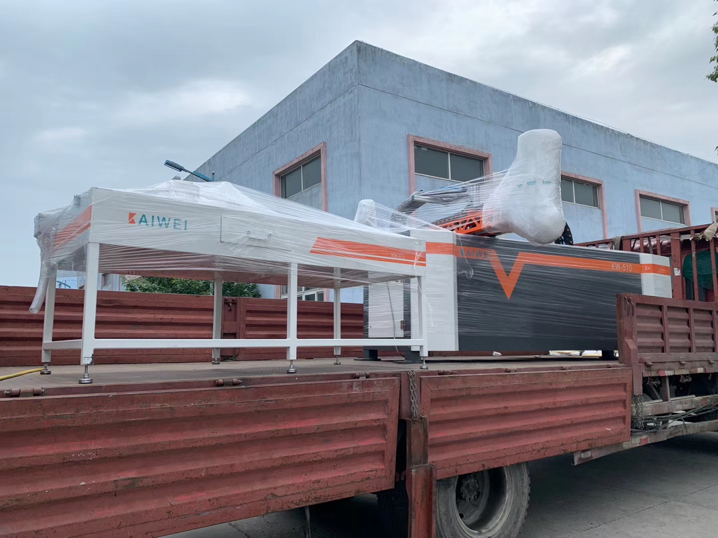 河北石家莊KW-510配電柜-門板發(fā)泡-全自動涂膠機發(fā)貨通知